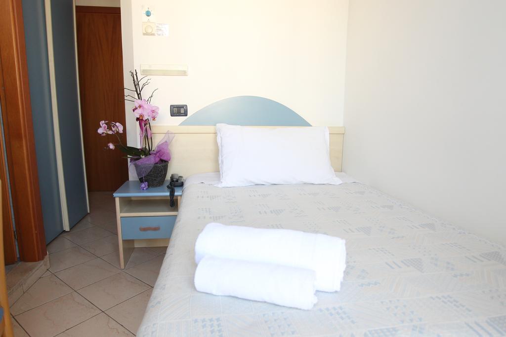 Hotel Giorg - Waterpark Included Римини Экстерьер фото